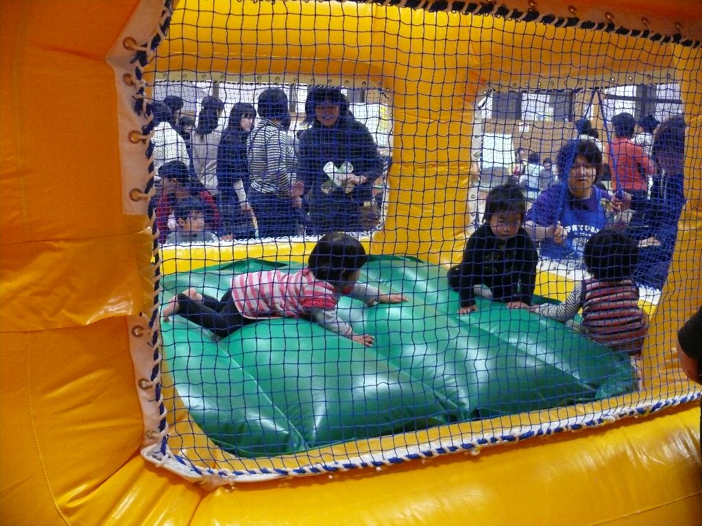 屋内専用エア遊具 遊んでいる風景