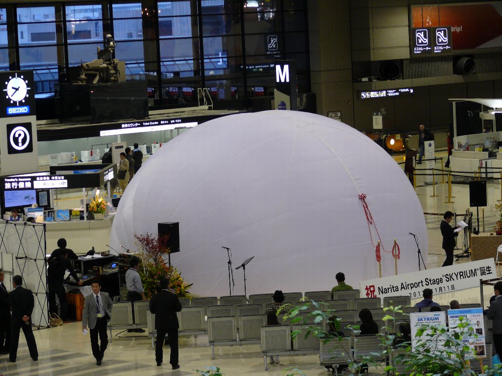 除幕ドーム　成田空港にて